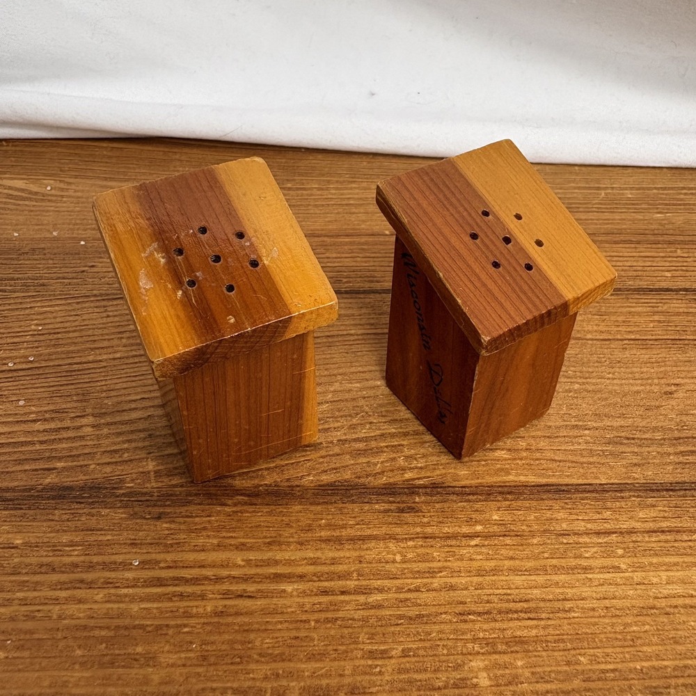 Vintage Wisconsin Dells Wooden Outhouse Salt & Pepper Shaker Souvenirs Ma & Pa
